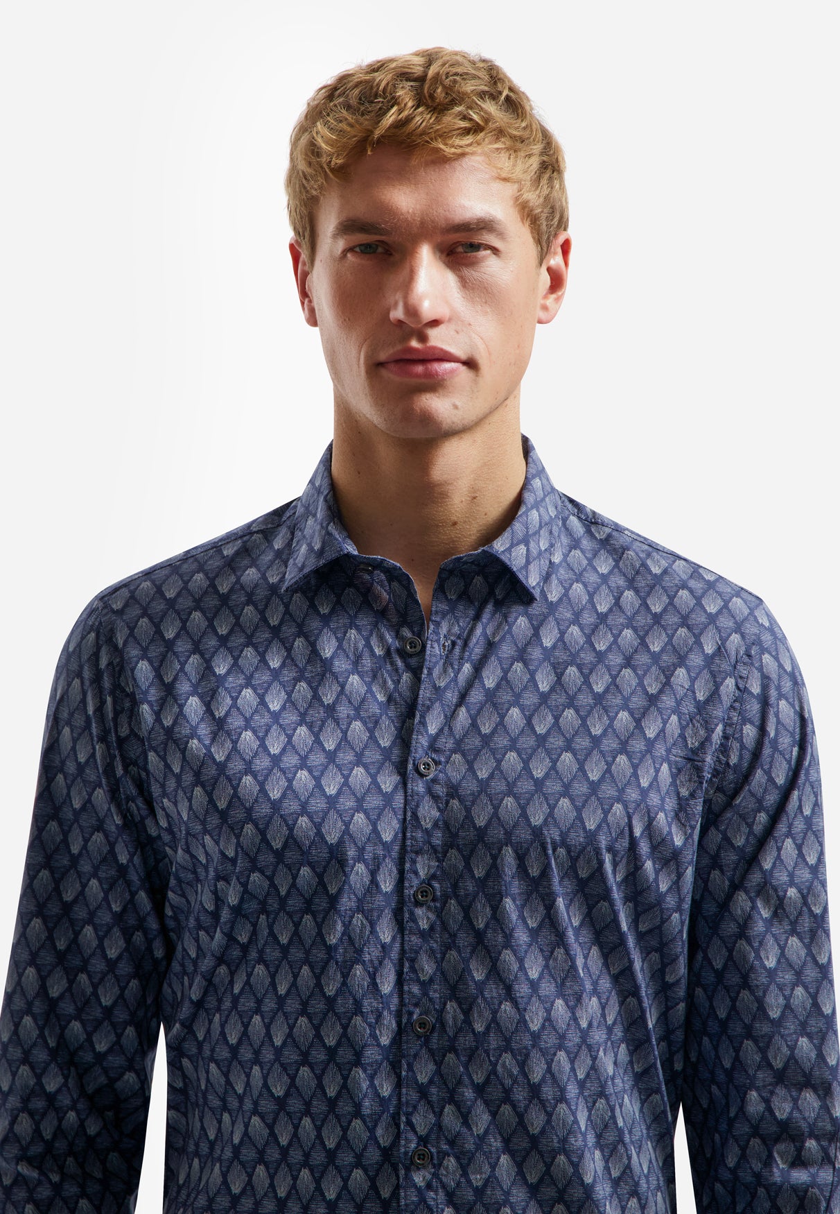 Stretch shirt met all-over print. | night