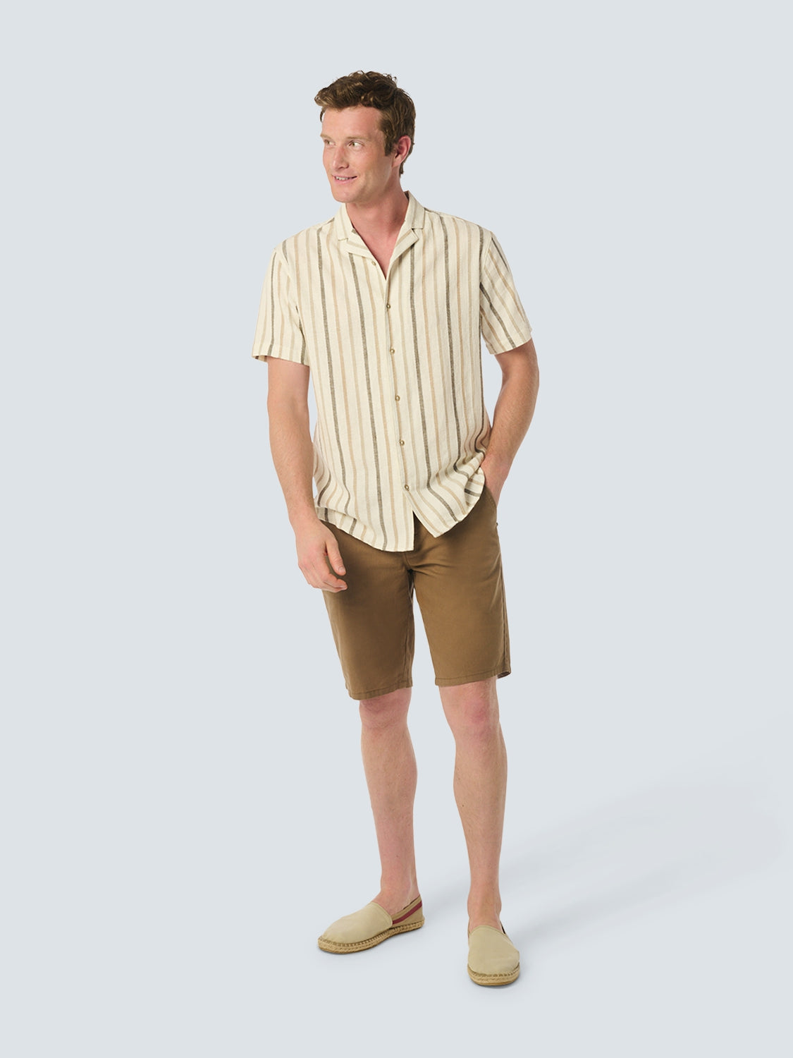 Short-sleeved shirt with resort collar and 3 neutral-colored stripes | Cement