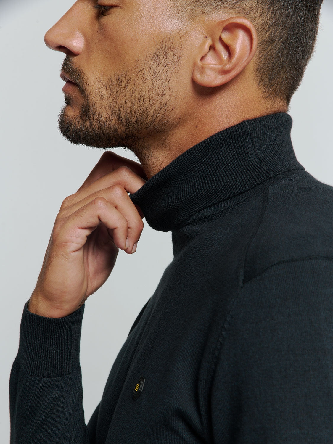 Two-Tone Melange Turtleneck: Elegant Warmth and Timeless Style | Navy