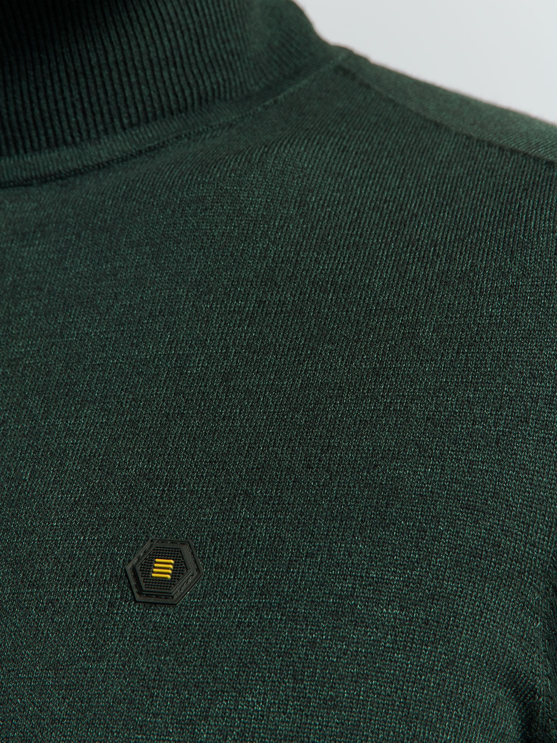 Crafted with premium insulation, the Pipa keeps you warm in the coldest conditions without sacrificing breathability. 