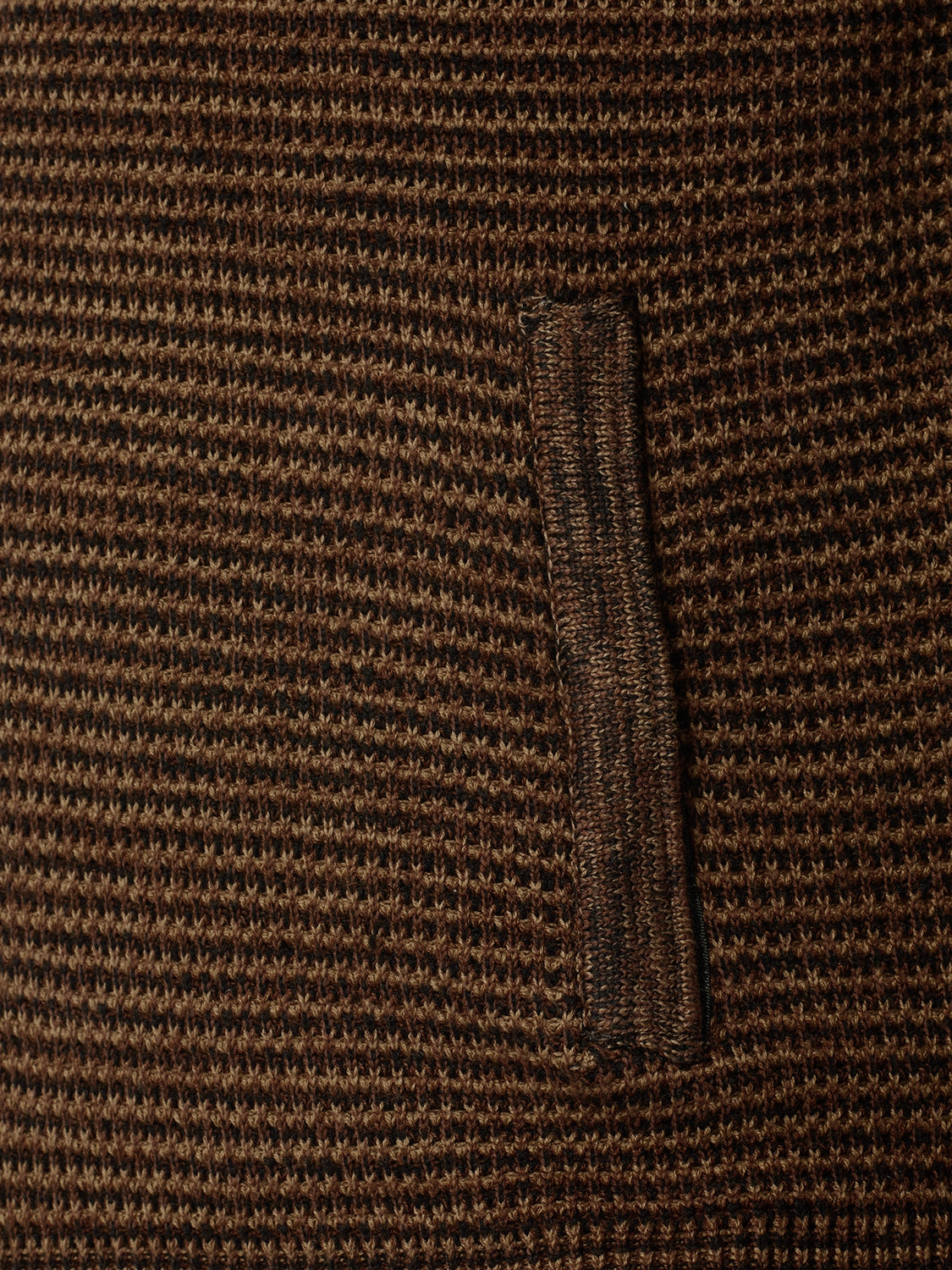Three-Tone Rib Jacquard Vest: Modern Design and Comfort | Brown