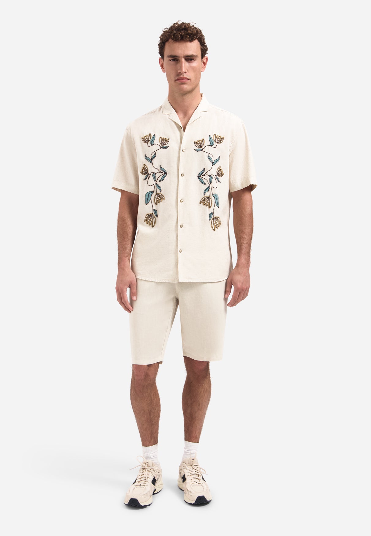 Short-sleeve shirt with embroidered flowers | Stone