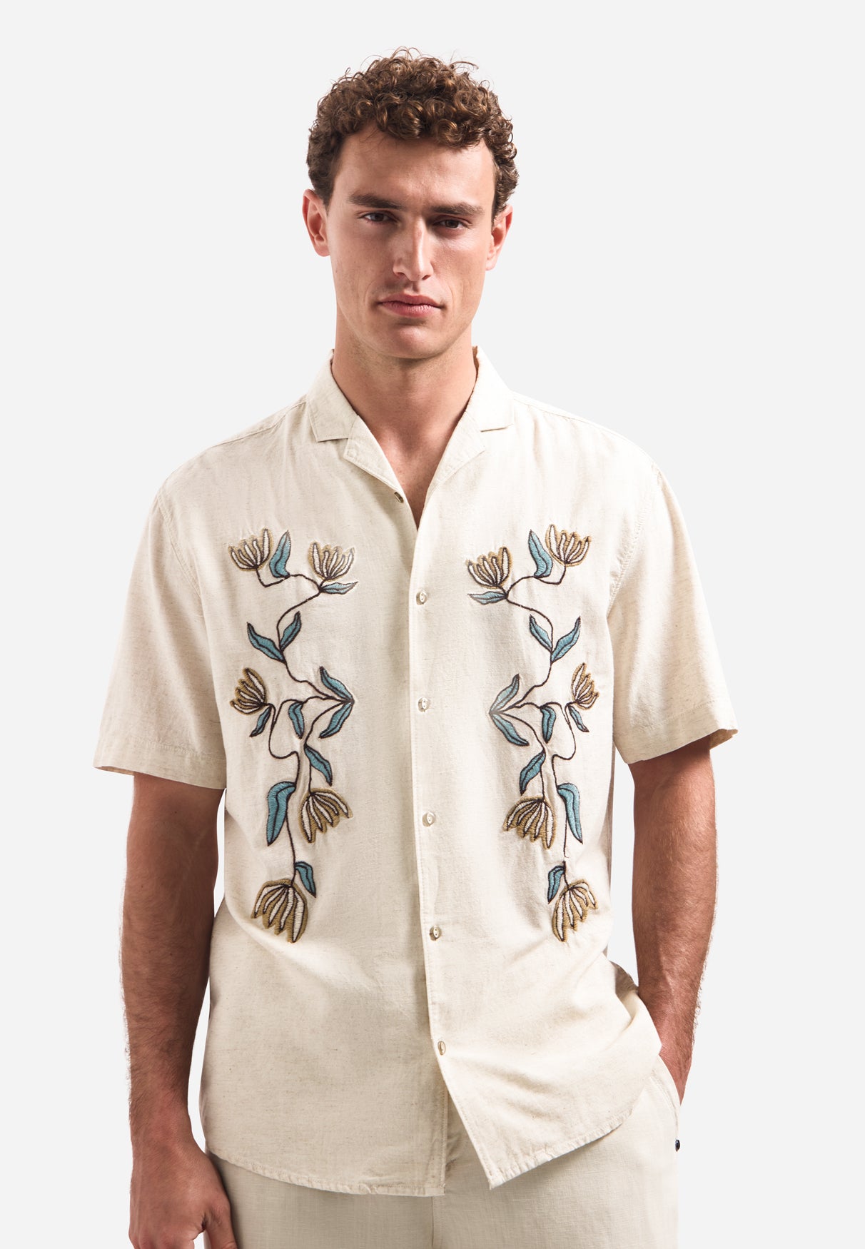 Short-sleeve shirt with embroidered flowers | Stone