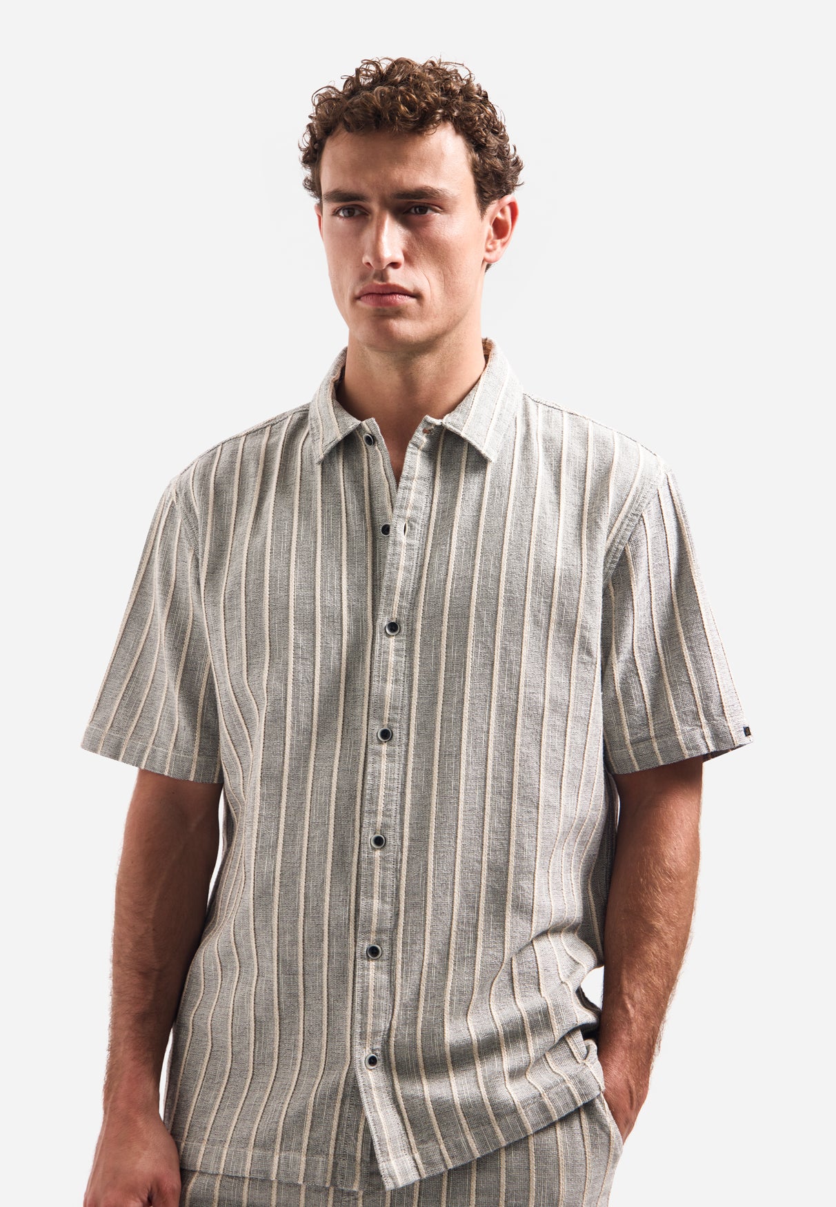 Short-sleeve shirt with stripes | Sand