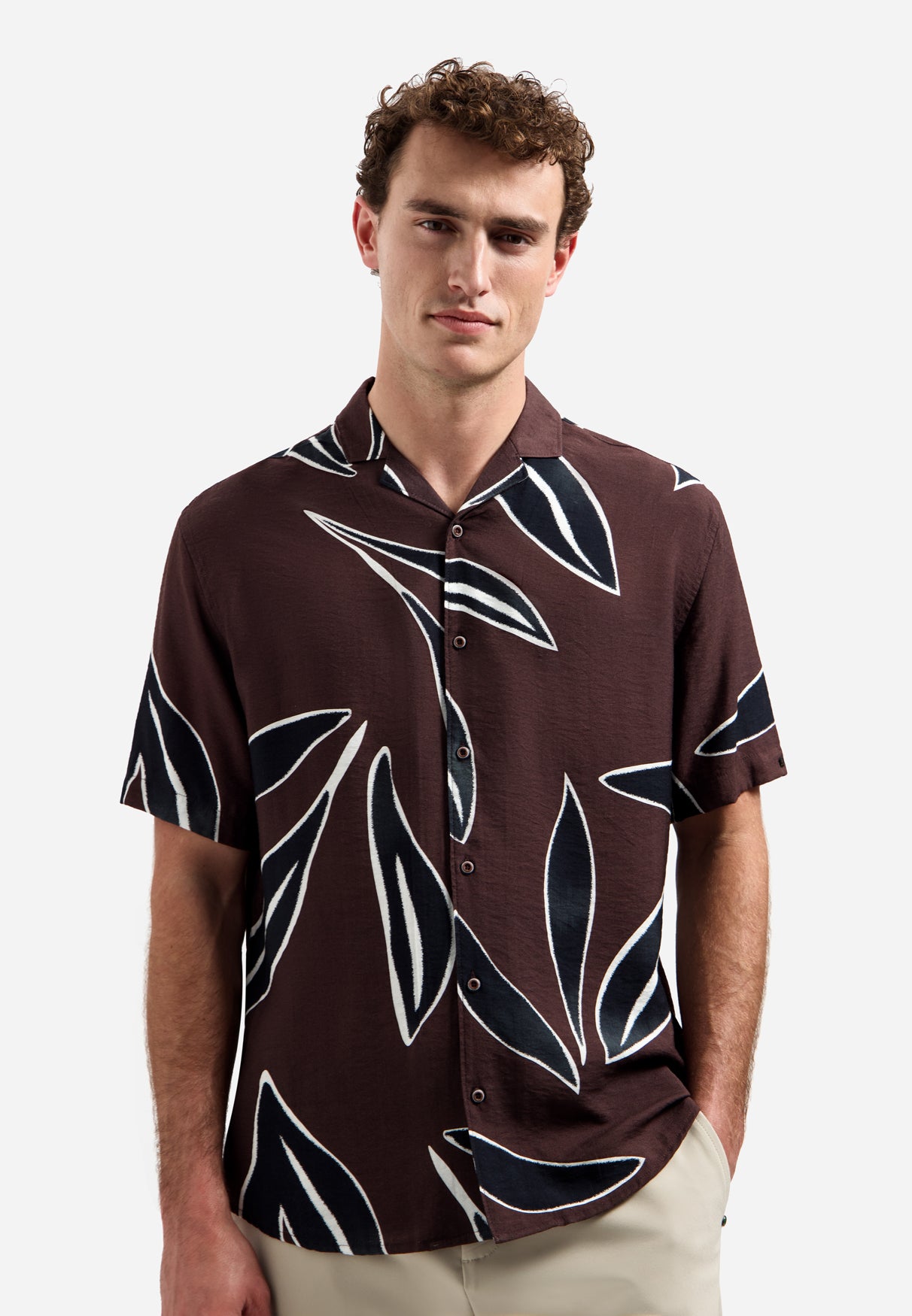 Shirt met korte mouwen en een gedurfd patroon | Dark Brown